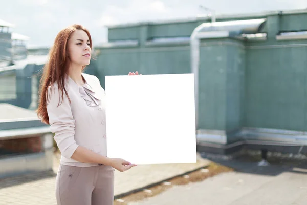 Attraktive Geschäftsfrau mit Tablet auf dem Dach — Stockfoto