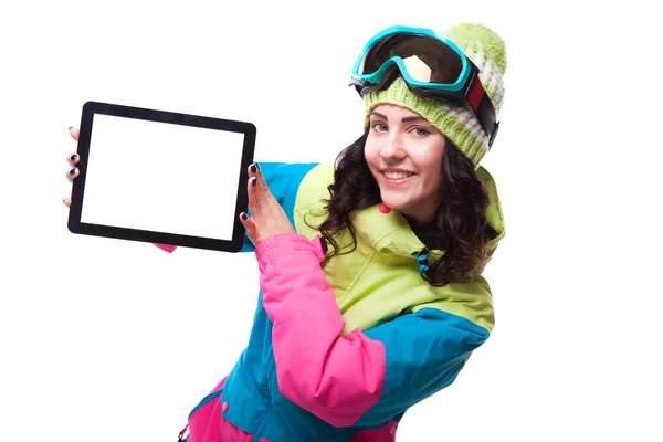 Femme en tenue de ski avec tablette vide — Photo