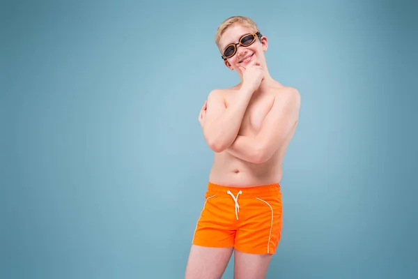 Menino loiro em óculos de natação — Fotografia de Stock