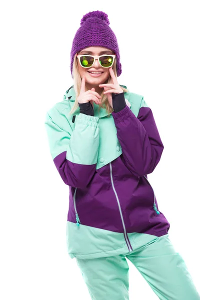 スキーの衣装を着た若い女性が — ストック写真