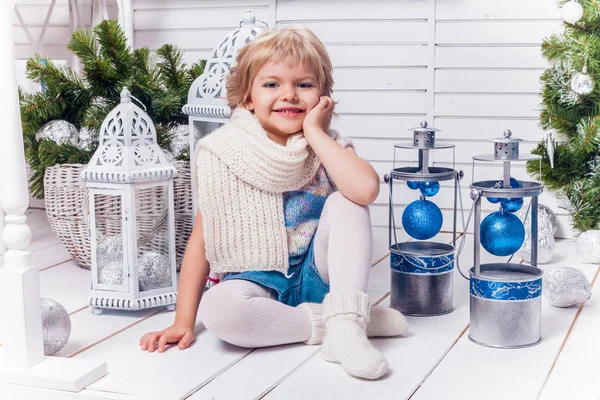 Schattig meisje glimlach thuis — Stockfoto