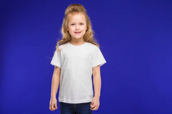 Chica en una camisa blanca —  Fotos de Stock