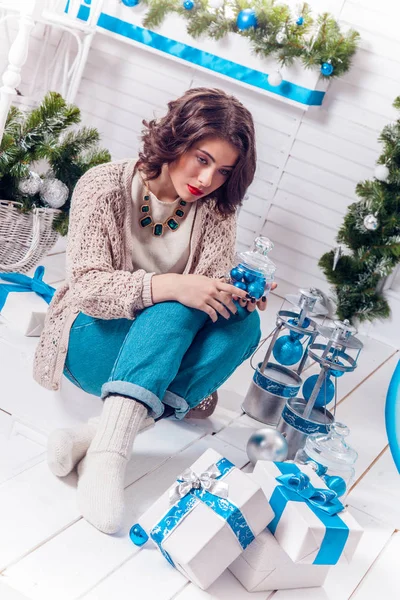 Donna bruna a Natale — Foto Stock