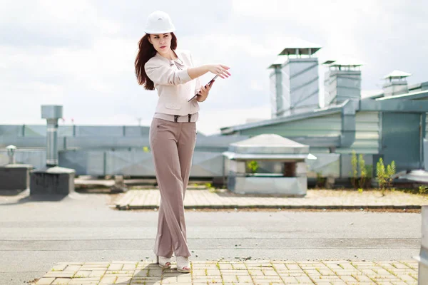 Atractiva dama de negocios en hardhat en el techo — Foto de Stock