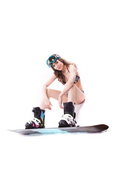 Mooie sexy vrouw in bikini op snowboard — Stockfoto