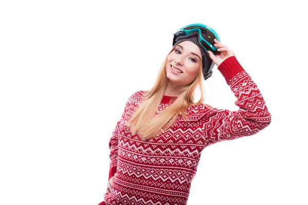 Женщина в красном свитере и лыжных очках — стоковое фото