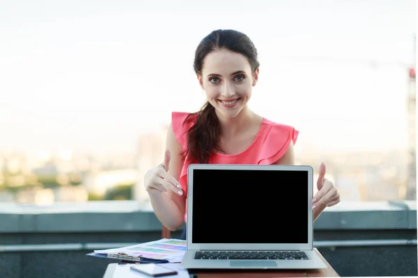 Menina trabalhando no laptop no telhado — Fotografia de Stock