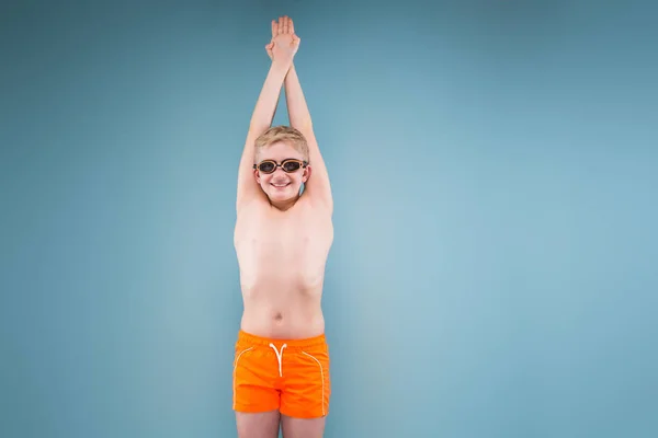 Menino engraçado em terno de natação laranja — Fotografia de Stock