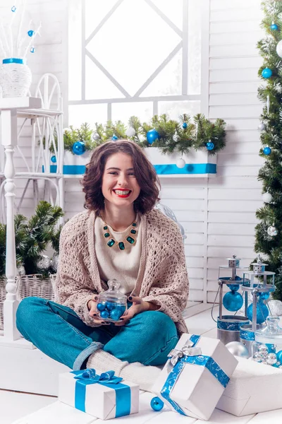 Fille avec des boules de Noël — Photo