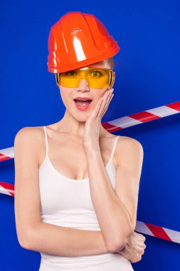 turuncu yapı kask içinde kadın 