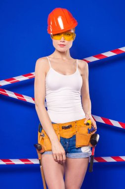 sarışın kadın kask ve gözlük