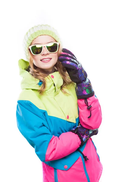 Ung kvinna i ski kostym och solglasögon — Stockfoto