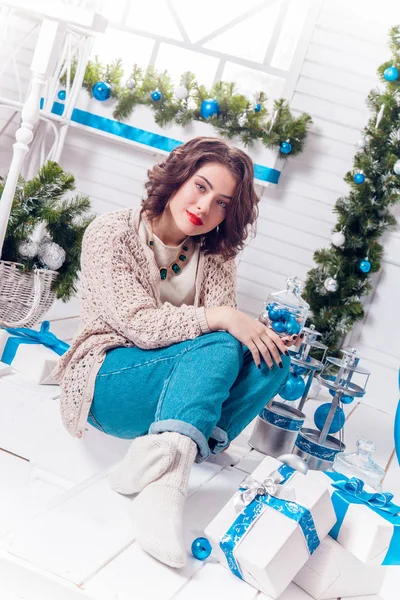 Donna bruna a Natale — Foto Stock