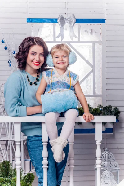 Brünette Frau mit kleinem Mädchen — Stockfoto