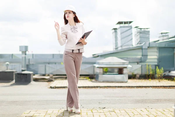 Atractiva dama de negocios en hardhat en el techo — Foto de Stock