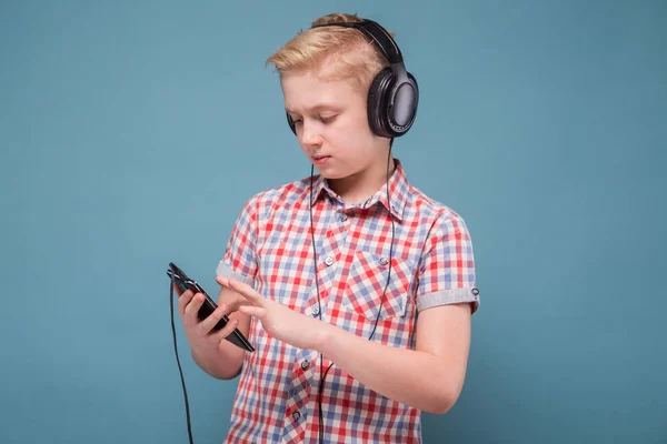 Blond chłopiec czarny słuchawki — Zdjęcie stockowe