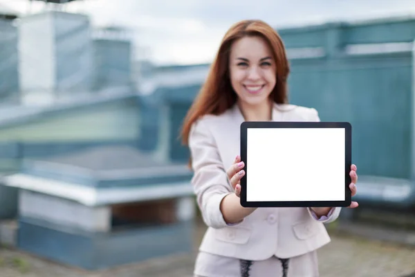 Señora de negocios con la tableta en el techo — Foto de Stock