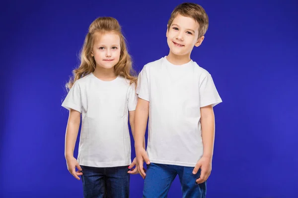 Κορίτσι και αγόρι σε λευκά πουκάμισα — Φωτογραφία Αρχείου