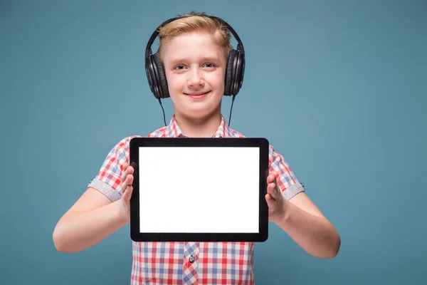 Boy with headphones holding digital tablet — Stock Photo, Image