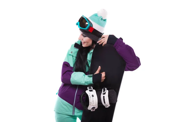 Kobieta w stroju narciarskiego fioletowy z snowboard — Zdjęcie stockowe