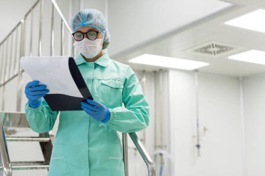 bilim adamı tarafından makine Fabrikası'nda tablet ile