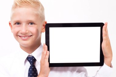 Okullu çocuk tablet ile takım elbiseli