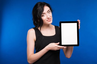 bir tablet ellerde ile gülümseyen kız