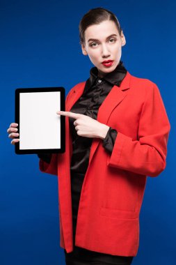 Tablet ellerde ile kız