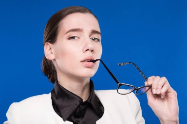 Beyaz ceketli gözlük tutan kız