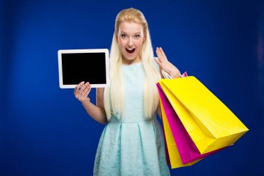 alışveriş torbaları ve tablet ile sarışın kız