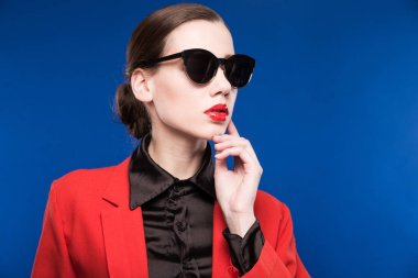 Kız kırmızı ceket ve güneş gözlüğü