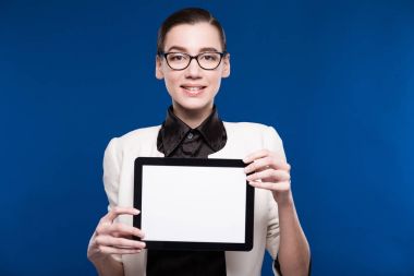 Tablet ellerde ile kız