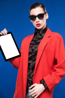 Tablet ellerde ile kız