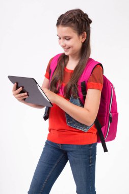 sırt çantası ve tablet ile kız öğrenci