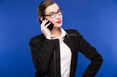 Kız telefonda konuşuyor. 