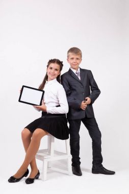 okul çocukları tablet ile takım elbiseli
