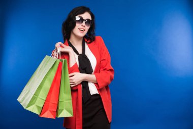 kağıt torba ile kırmızı ceketli kız