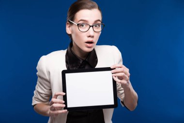 Tablet ellerde ile kız