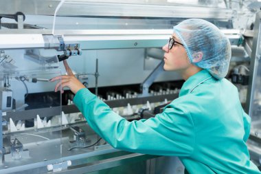 bilim adamı Makine Fabrikası'nda yakın duruyor