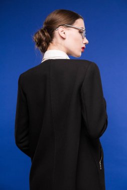 kız siyah ceket ve gözlük