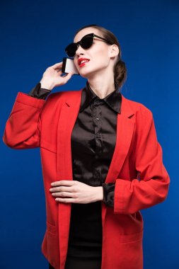 Kız telefonda konuşuyor. 