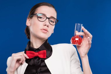 test tüpü içinde el ile kız