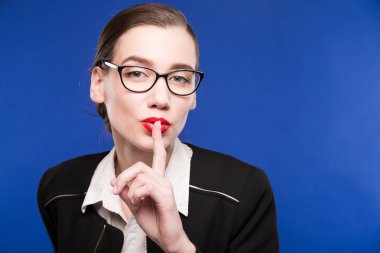 kız siyah ceket ve gözlük