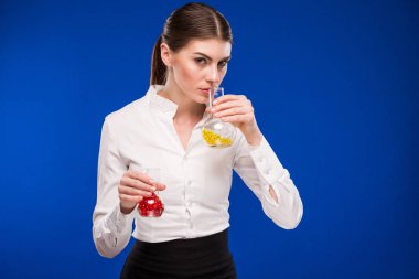 Şişeler içinde el ile kız