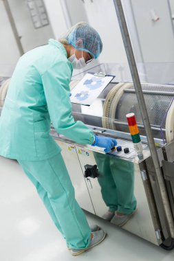 endüstriyel makine yakınındaki Facroty işçi