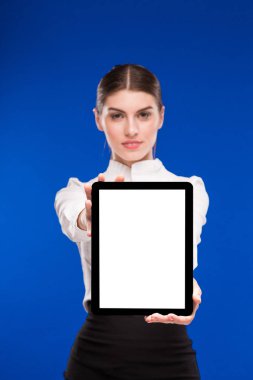 tablet ellerde ile genç kız