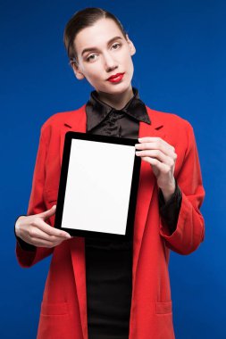 Tablet ellerde ile kız