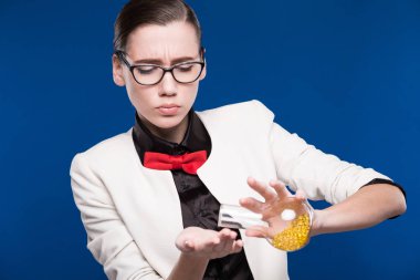 test tüpü içinde el ile kız