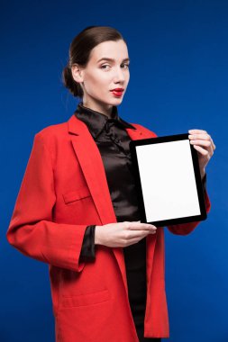 Tablet ellerde ile kız