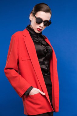 Kız kırmızı ceket ve güneş gözlüğü